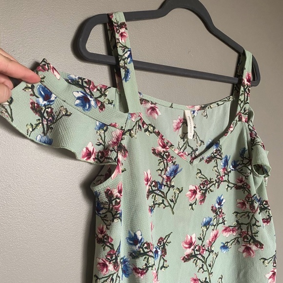 Floral flutter sleeve blouse - Picture 3 of 3